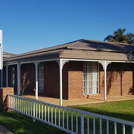 Centrepoint Motel Deniliquin Ngoại thất bức ảnh