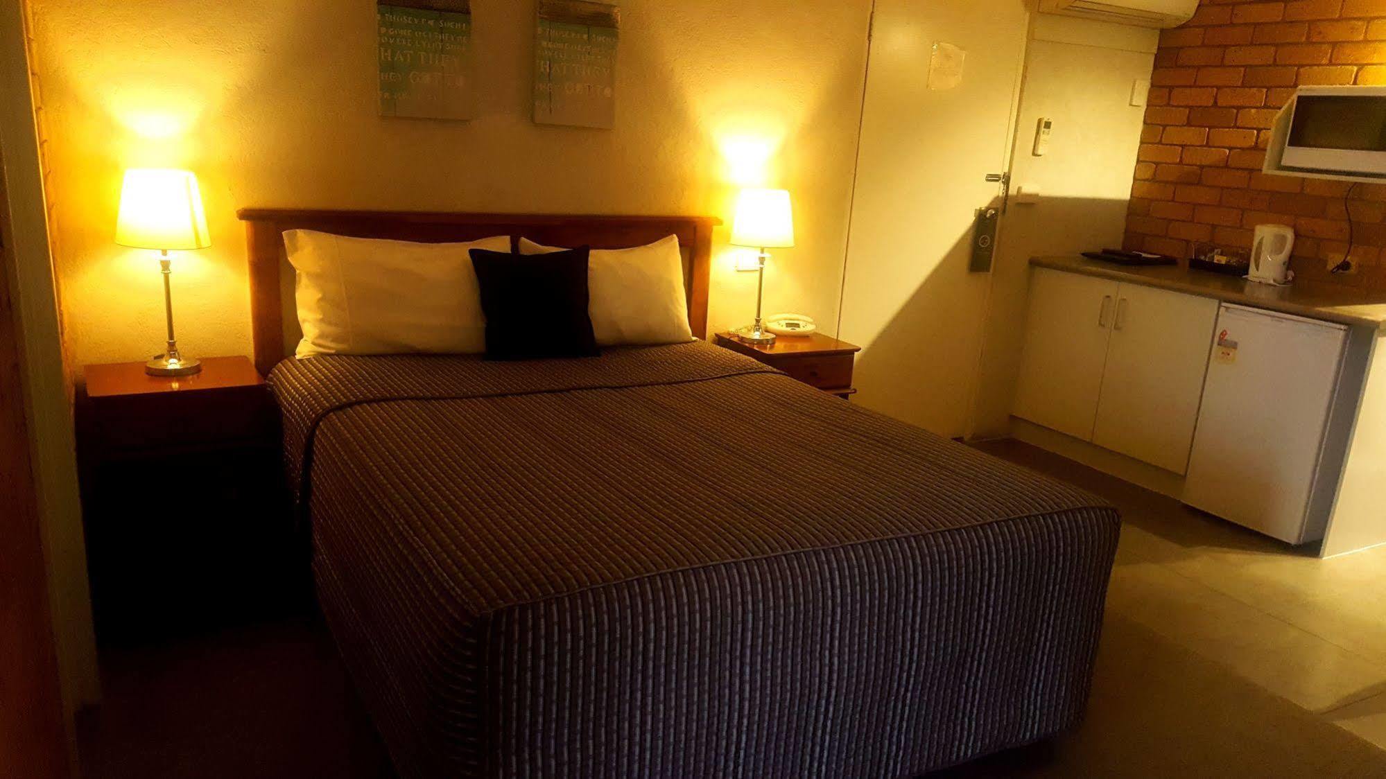 Centrepoint Motel Deniliquin Ngoại thất bức ảnh