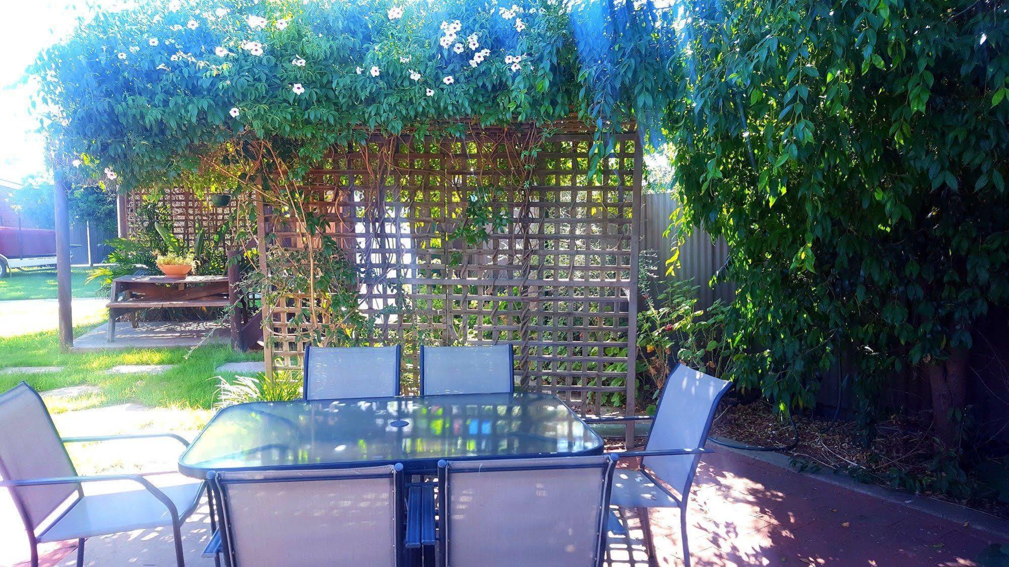 Centrepoint Motel Deniliquin Ngoại thất bức ảnh