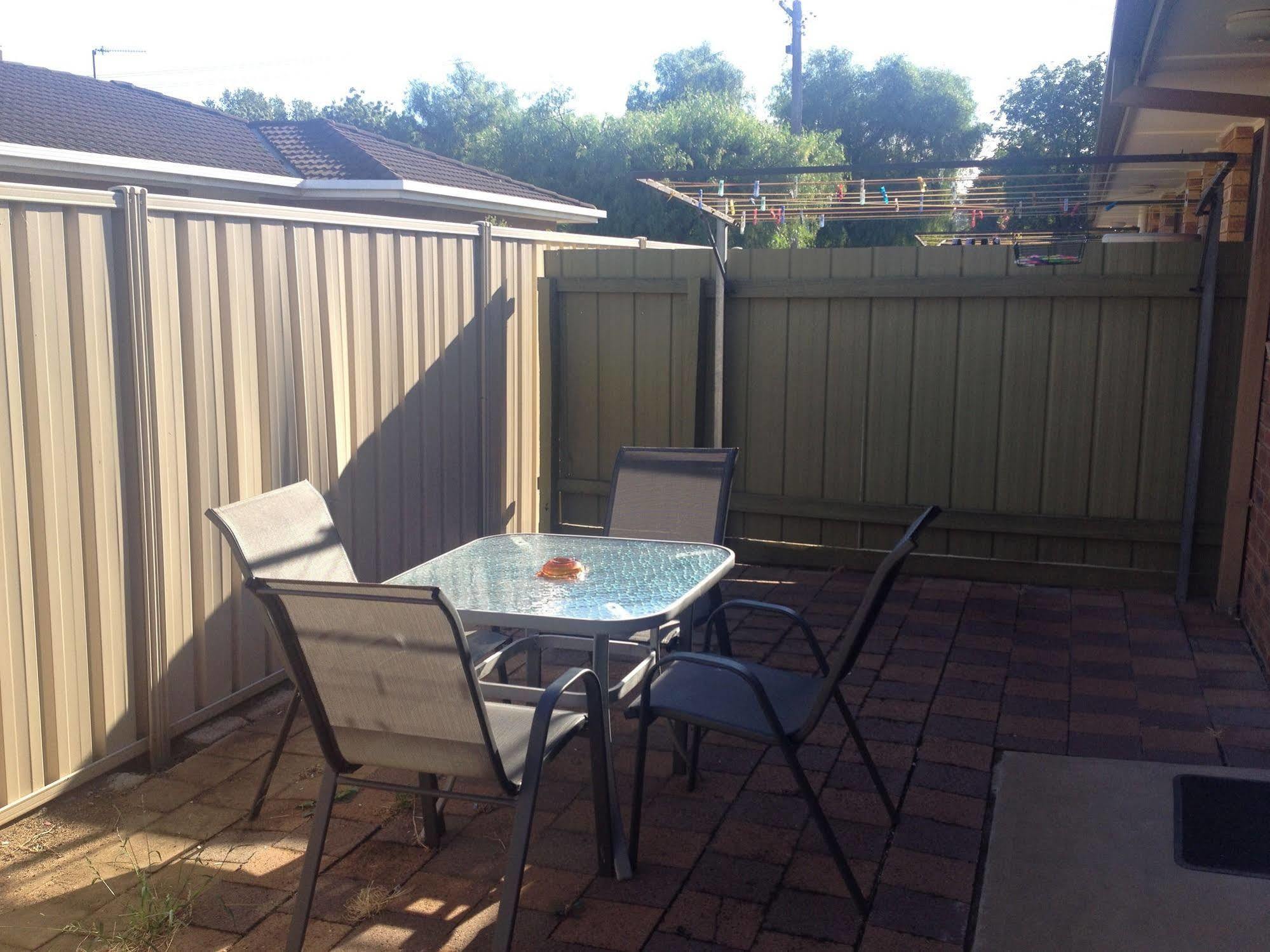 Centrepoint Motel Deniliquin Ngoại thất bức ảnh