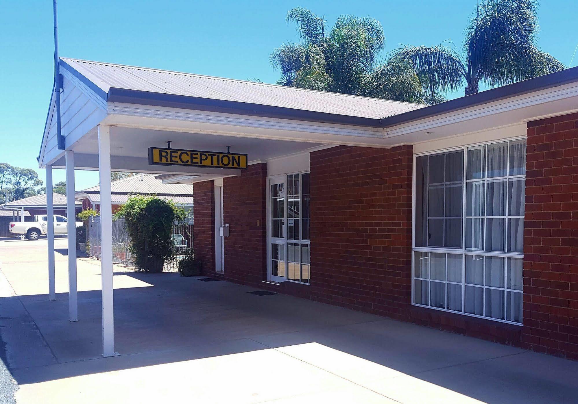Centrepoint Motel Deniliquin Ngoại thất bức ảnh