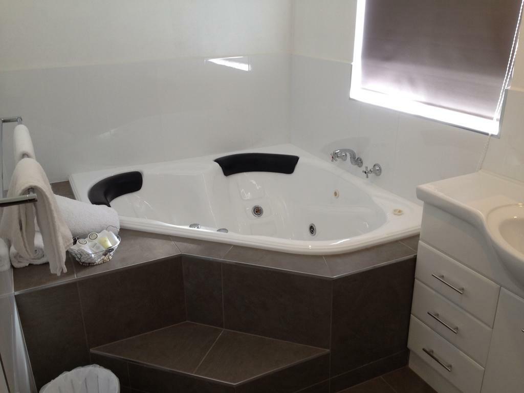 Centrepoint Motel Deniliquin Ngoại thất bức ảnh